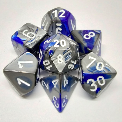 Ensemble de 7 dés polyédriques Gemini bleu/acier avec chiffres blancs