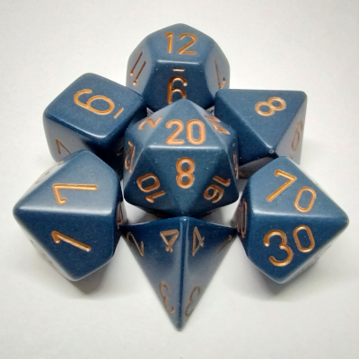 Ensemble de 7 dés polyédriques opaques bleu foncé avec chiffres cuivrés