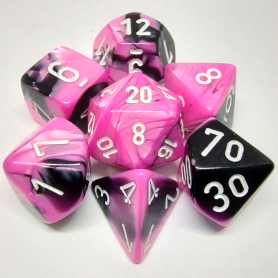 Ensemble de 7 dés polyédriques Gemini noir/rose avec chiffres blancs