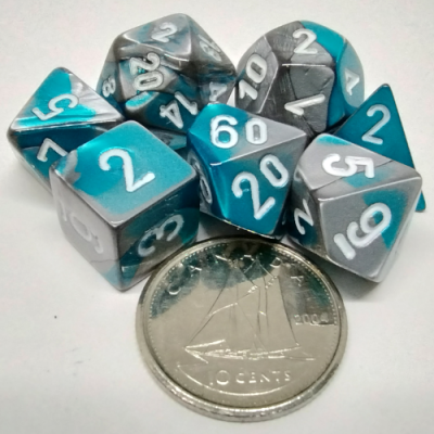Ensemble de 7 dés polyédriques Mini - Gemini  acier / sarcelle avec chiffres blancs