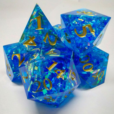 Dés acérés: glaçons prismatique bleu dans une boîte en métal