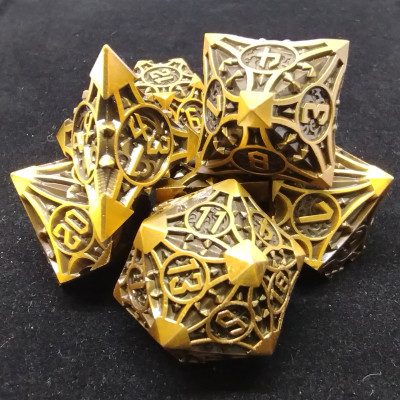 Kit de dés Chaos en métal - or ancien avec pochette en suédine noir