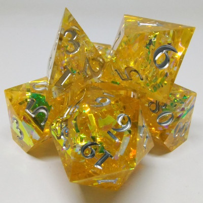 Dés acérés: glaçons prismatique jaune dans une boîte en métal