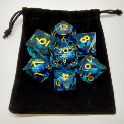 Kit de dés "Liquid Core" Oeil de Dragon - bleu avec pochette en suédine noir