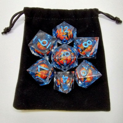Kit de dés "Liquid Core" Oeil de Dragon - translucide bleu avec oeil rouge dans une pochette en suédine noir