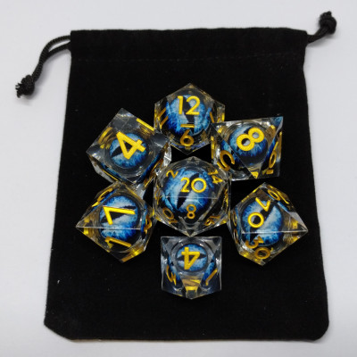 Kit de dés "Liquid Core" Oeil de Dragon - translucide avec oeil  bleu dans une pochette en suédine noir