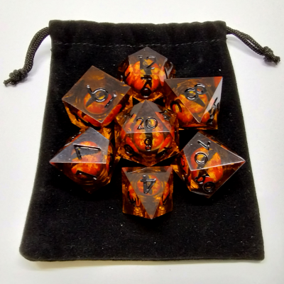 Kit de dés "Liquid Core" Oeil de Dragon - orange avec chiffres noirs dans une pochette en suédine noir