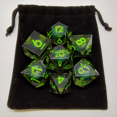 Kit de dés "Liquid Core" Oeil de Chat - vert avec pochette en suédine noir