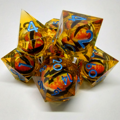 Kit de dés "Liquid Core" Oeil de Dragon - orange avec chiffres bleus dans une pochette en suédine noir