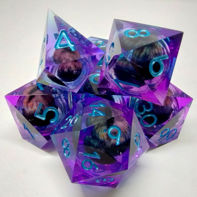 Kit de dés "Liquid Core" Oeil de Dragon - bleu / mauve avec chiffres bleus dans une pochette en suédine noire