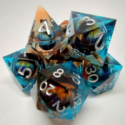 Kit de dés "Liquid Core" Oeil de Dragon - bleu / orange avec chiffres argentés dans une pochette en suédine noire