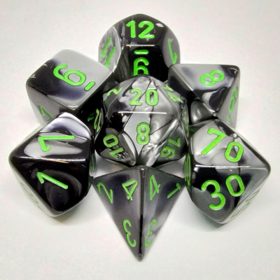 Ensemble de 7 dés polyédriques Gemini noir/gris avec chiffres verts